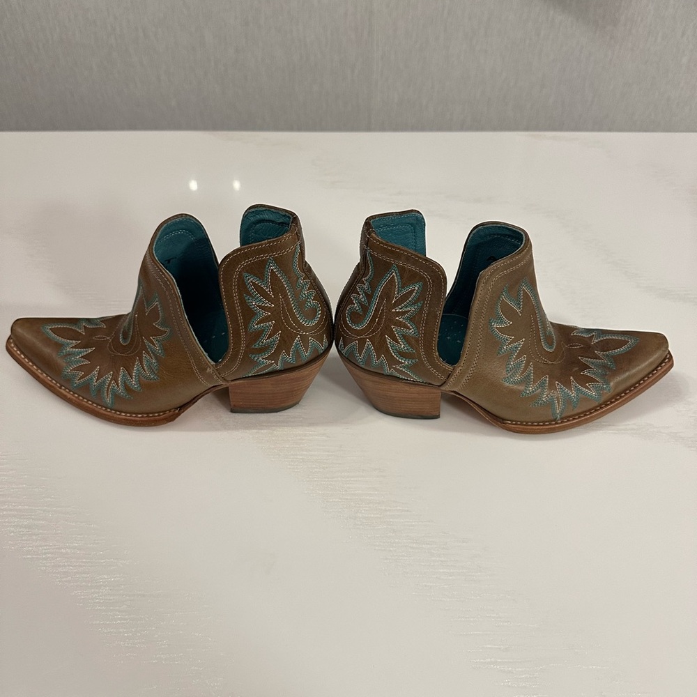 Size 9B Cowgirl boots